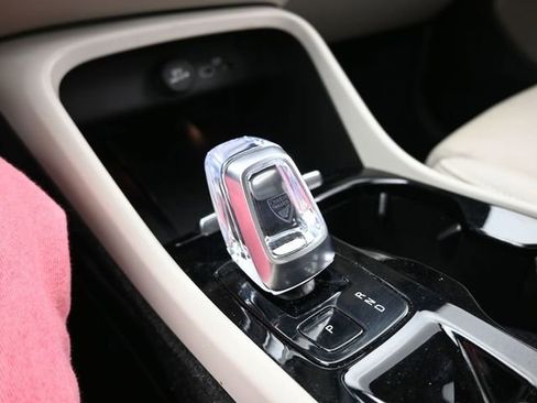 Used 2023 Volvo XC40 B5 Plus w/ Driver Assist Package AWD/4WD image 12