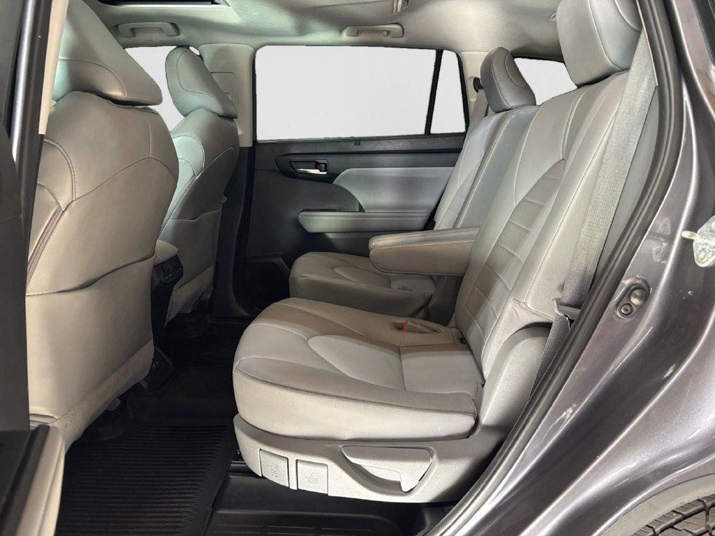 Used 2021 Toyota Highlander XLE FWD image 40