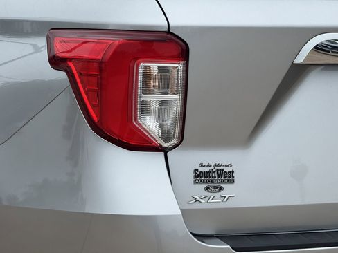 Used 2020 Ford Explorer XLT AWD/4WD image 11