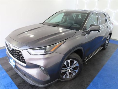Used 2022 Toyota Highlander XLE FWD image 4