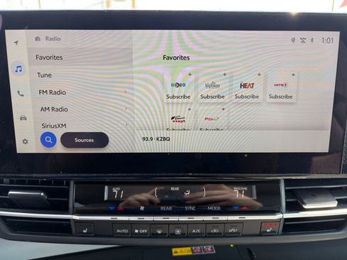 Used 2025 Toyota Sienna XLE FWD image 18