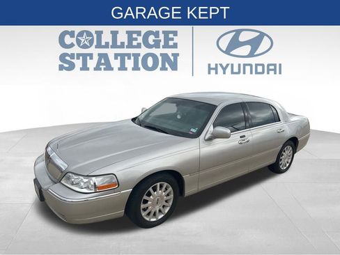 Used 2007 Lincoln Town Car Signature image 6