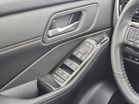 Used 2024 Nissan Rogue SL image 12