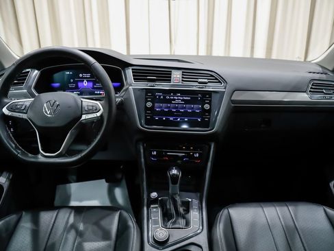 Used 2024 Volkswagen Tiguan SE w/ Panoramic Sunroof Package AWD/4WD image 14