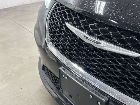 Used 2025 Chrysler Pacifica Select FWD image 30