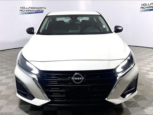 Used 2025 Nissan Altima 2.5 SV FWD image 2