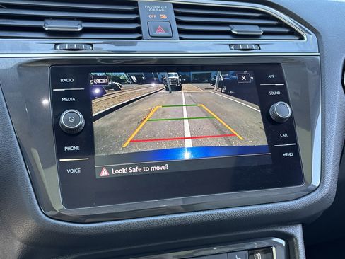 Used 2021 Volkswagen Tiguan SE image 22