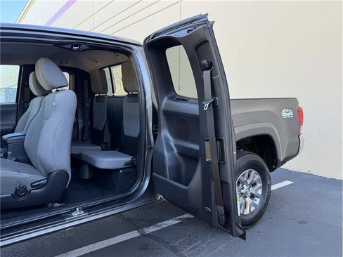 Used 2018 Toyota Tacoma SR5 AWD/4WD image 21