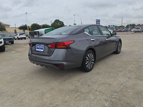 Used 2024 Nissan Altima 2.5 SV FWD image 3