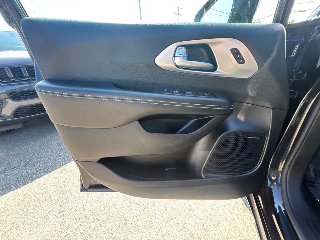 Certified 2022 Chrysler Pacifica Limited w/ S Appearance Package FWD image 18