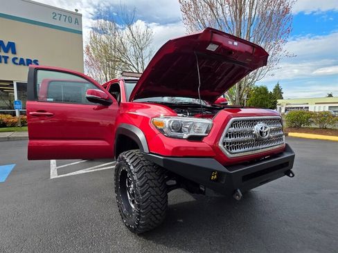 Used 2016 Toyota Tacoma TRD Off-Road w/ Premium & Technology Package image 26