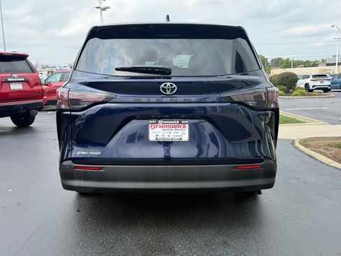 Used 2026 Toyota Sienna LE AWD/4WD image 5