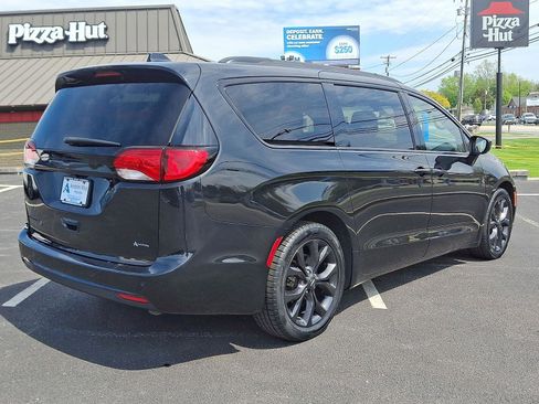 Used 2020 Chrysler Pacifica Touring-L w/ S Appearance Package FWD image 6