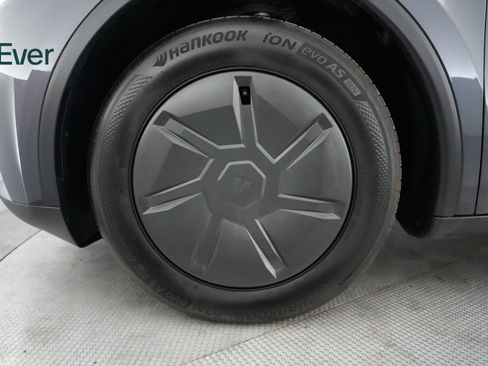 Used 2026 Tesla Model Y Long Range RWD image 19