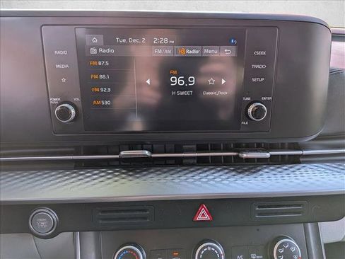 Used 2023 Kia Carnival LX image 14