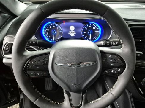 Used 2025 Chrysler Pacifica Limited image 11