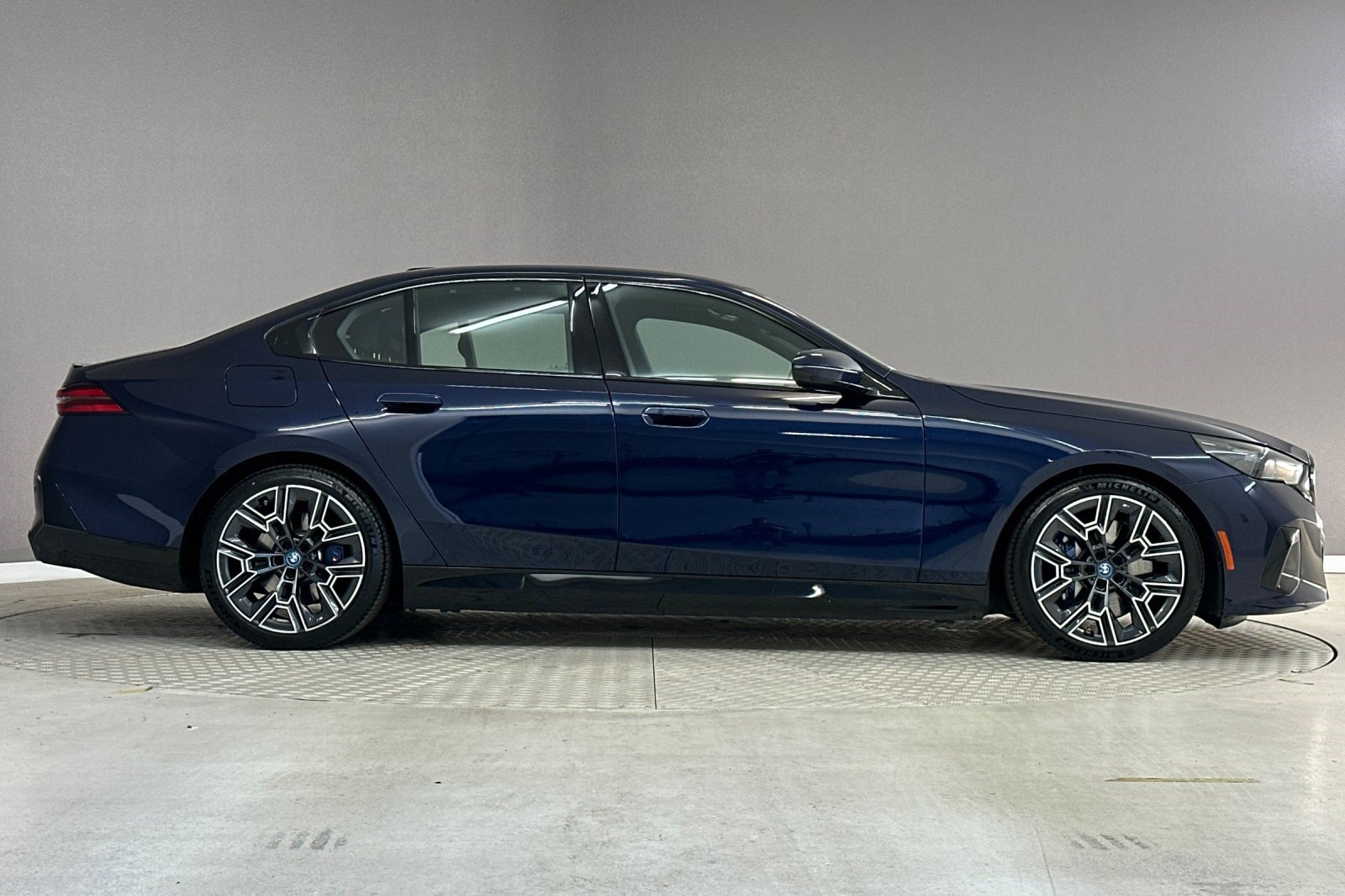 Used 2024 BMW i5 eDrive40i w/ Executive Package RWD image 7