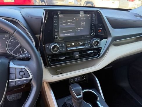 Used 2022 Toyota Highlander XLE FWD image 22