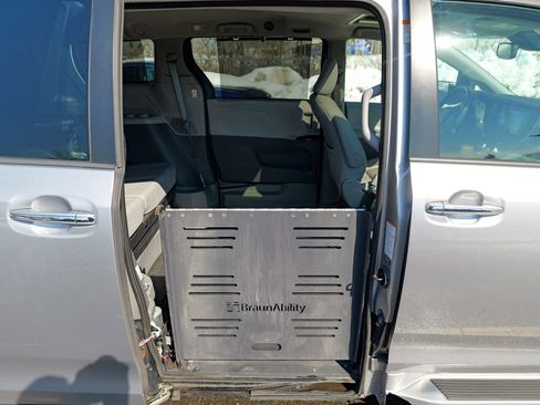 Used 2018 Toyota Sienna XLE w/ XLE Navigation Package FWD image 27