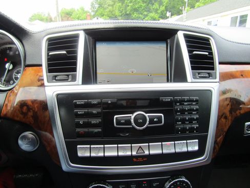 Used 2015 Mercedes-Benz GL 550 4MATIC image 29