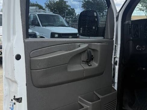 Used 2015 Chevrolet Express 2500 RWD image 15