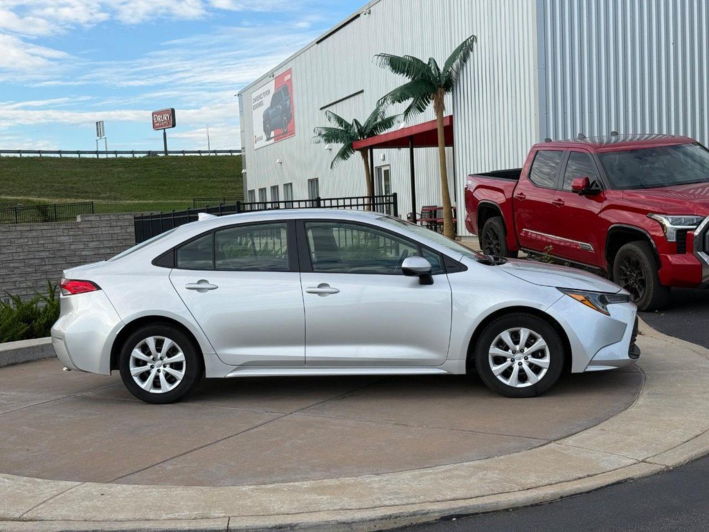 Used 2025 Toyota Corolla LE FWD image 2