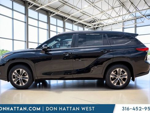 Used 2023 Toyota Highlander XLE FWD image 2