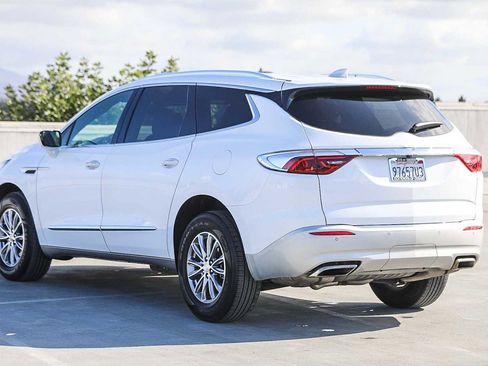 Used 2023 Buick Enclave Essence image 7