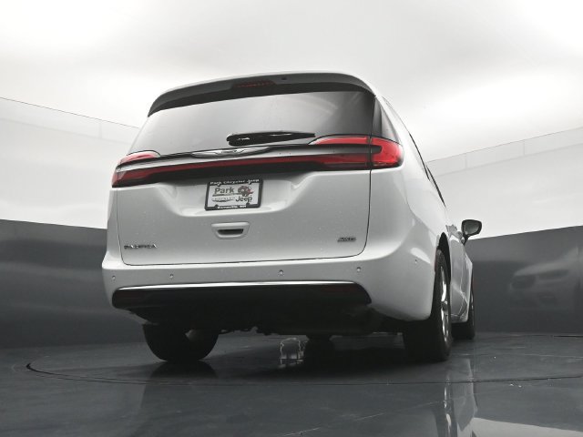 Used 2024 Chrysler Pacifica Touring-L AWD/4WD image 23