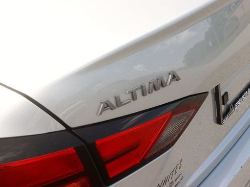 Used 2025 Nissan Altima 2.5 SV FWD image 8
