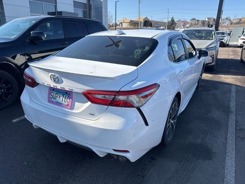 Used 2018 Toyota Camry SE w/ Moonroof Package image 10