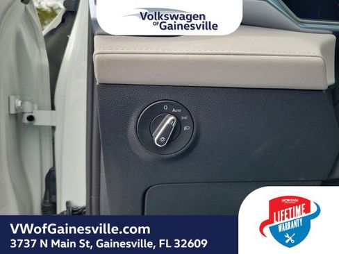 Used 2025 Volkswagen Taos SE FWD image 20