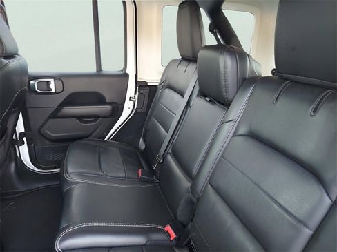 Used 2018 Jeep Wrangler Unlimited Sahara image 11