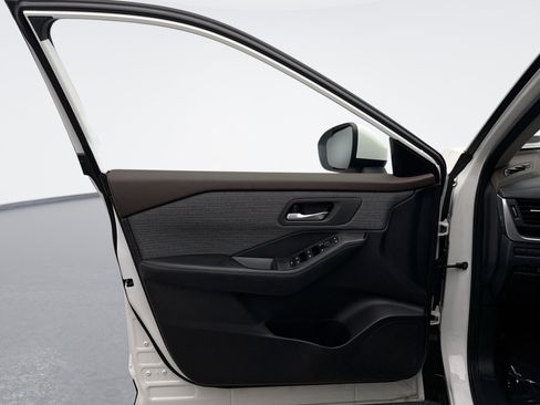 Used 2023 Nissan Rogue SV image 9