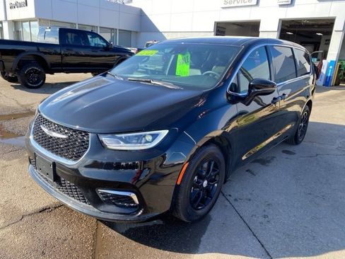 Used 2026 Chrysler Pacifica Select image 9