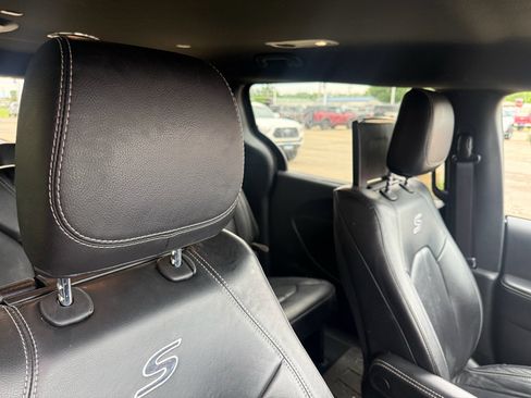 Used 2022 Chrysler Pacifica Touring-L w/ Uconnect Theater Family Group FWD image 13