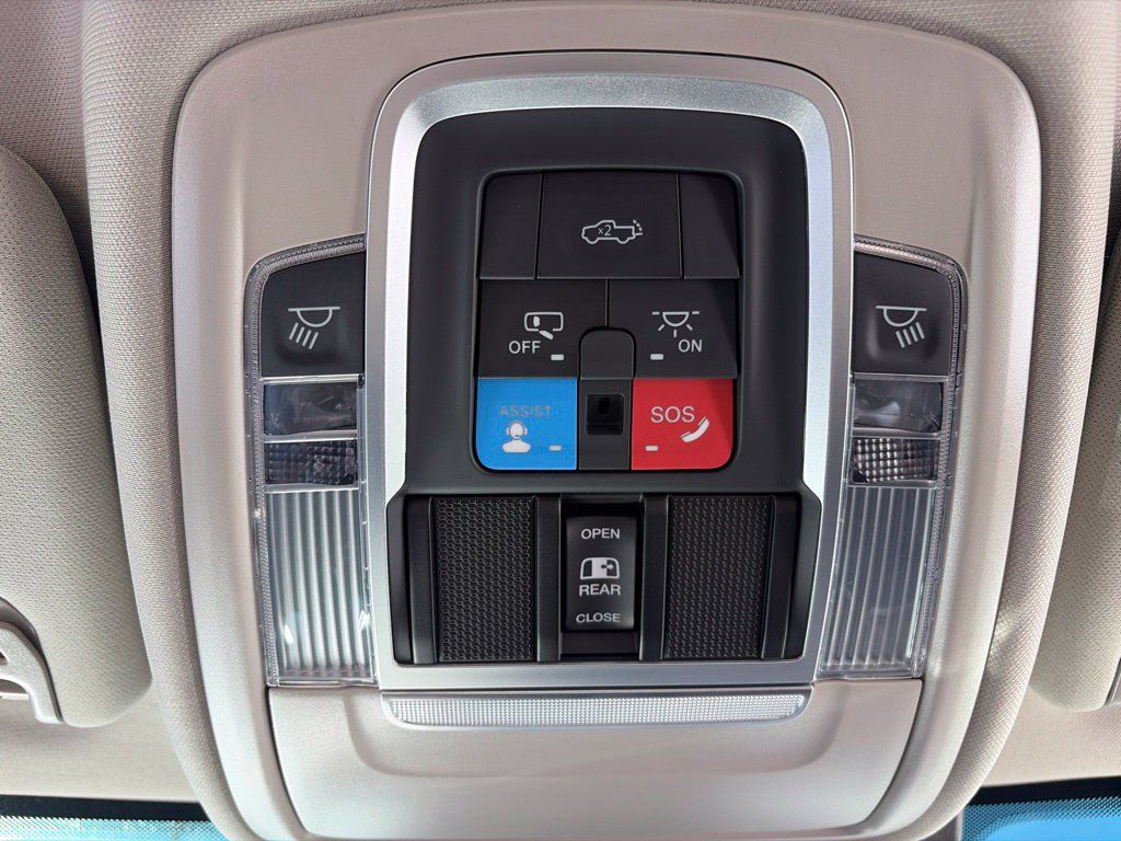 Used 2025 RAM 2500 Limited AWD/4WD image 17