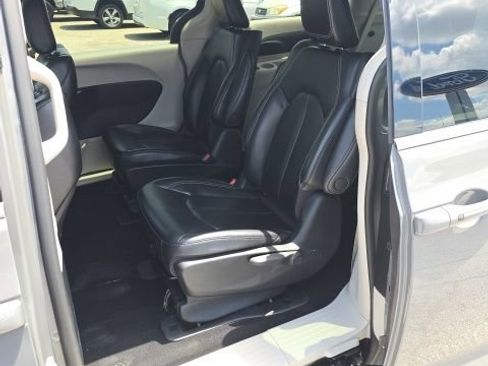 Used 2023 Chrysler Pacifica Touring-L FWD image 23