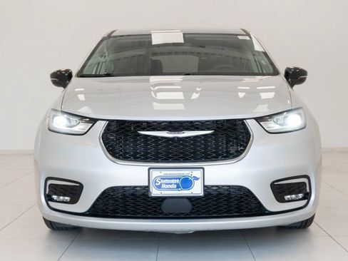 Used 2024 Chrysler Pacifica Touring-L FWD image 25