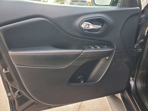 Used 2014 Jeep Cherokee Trailhawk AWD/4WD image 11