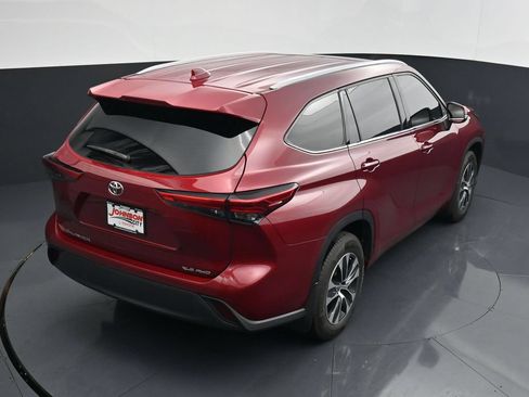 Used 2022 Toyota Highlander XLE AWD/4WD image 29