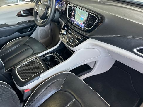 Certified 2023 Chrysler Pacifica Limited image 17