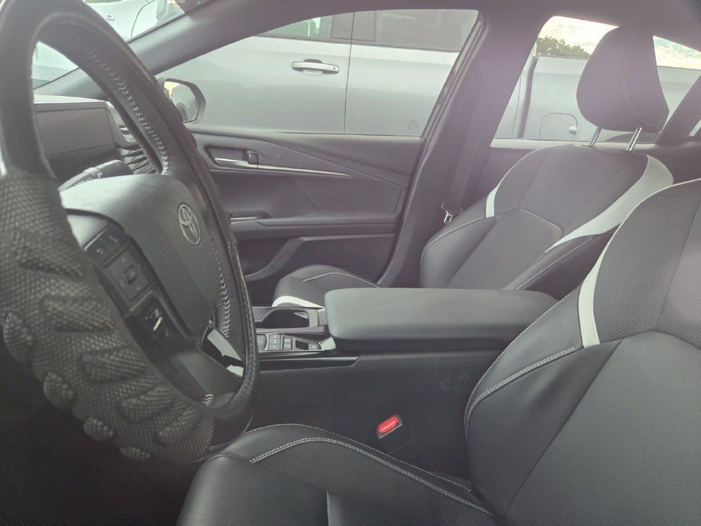 Certified 2025 Toyota Camry SE FWD image 5