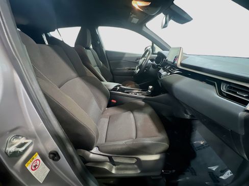 Used 2019 Toyota C-HR XLE FWD image 19