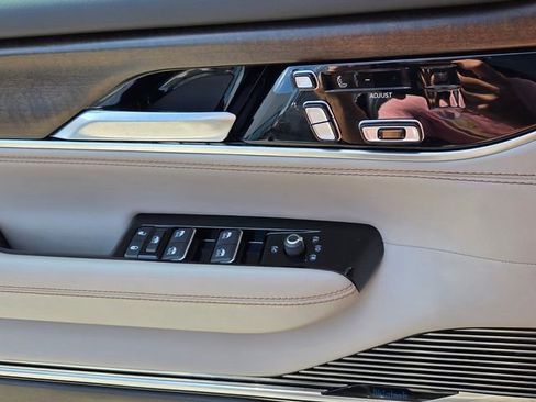 Used 2023 Jeep Grand Wagoneer 4WD w/ Flexible Seating Group image 30