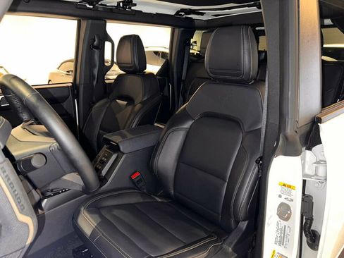 Used 2025 Ford Bronco Badlands image 16