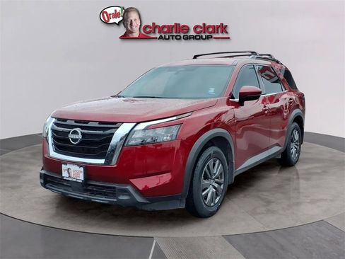 Used 2024 Nissan Pathfinder SV image 1