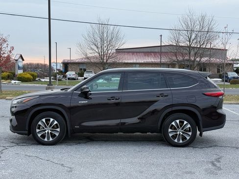 Used 2021 Toyota Highlander XLE image 4