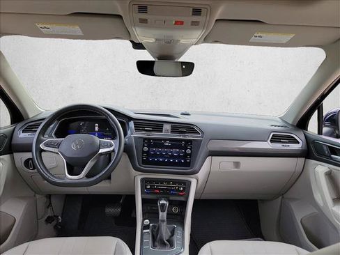 Used 2023 Volkswagen Tiguan SE w/ Panoramic Sunroof Package FWD image 18