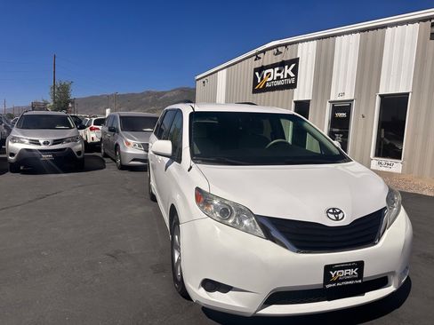 Used 2013 Toyota Sienna LE w/ Towing Pkg FWD image 1